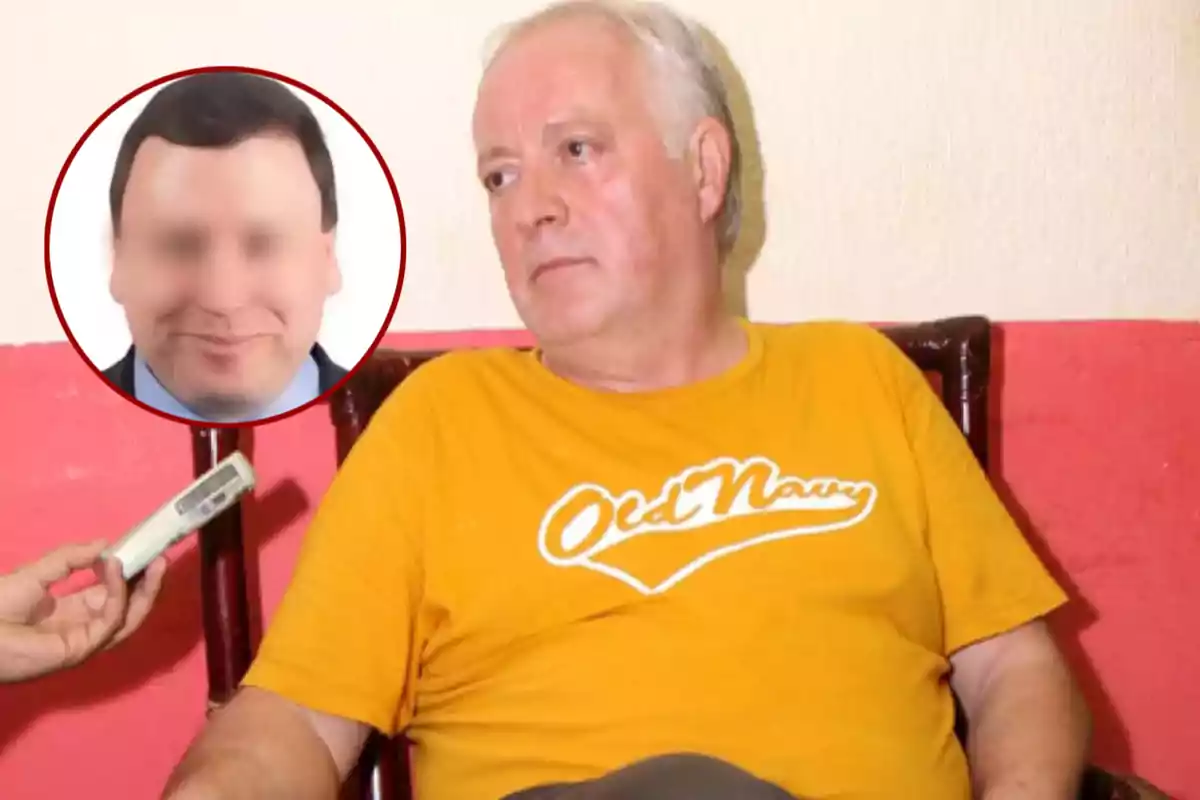 Hombre de cabello canoso con camiseta amarilla sentado en una silla mientras es entrevistado, con un recuadro que muestra el rostro borroso de otra persona