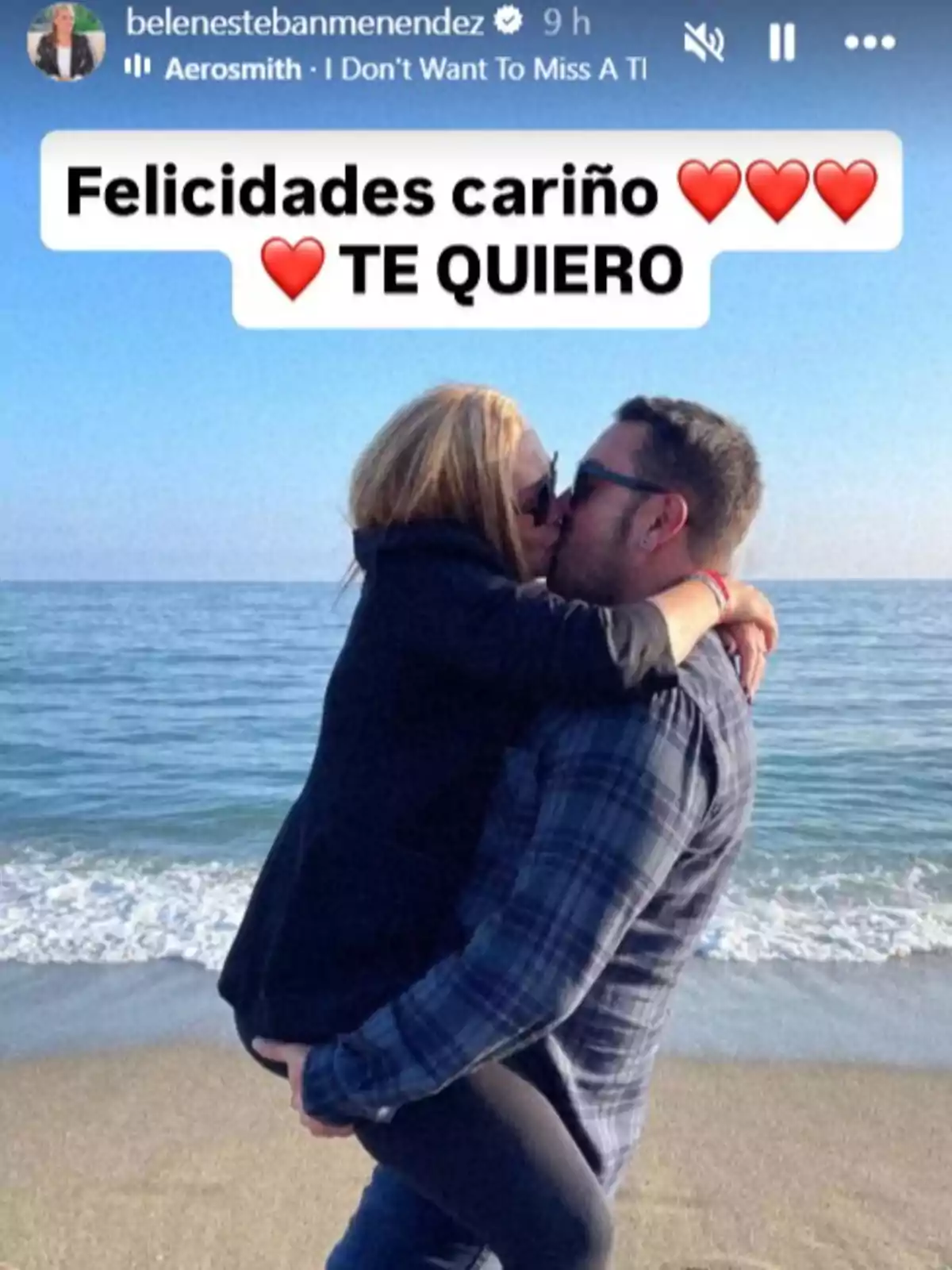 Belén Esteban y Miguel Marcos abrazándose y besándose en la playa con un mensaje de felicitación y amor en la parte superior Belén Esteban y Miguel Marcos abrazándose y besándose en la playa con un mensaje de felicitación y amor en la parte superior