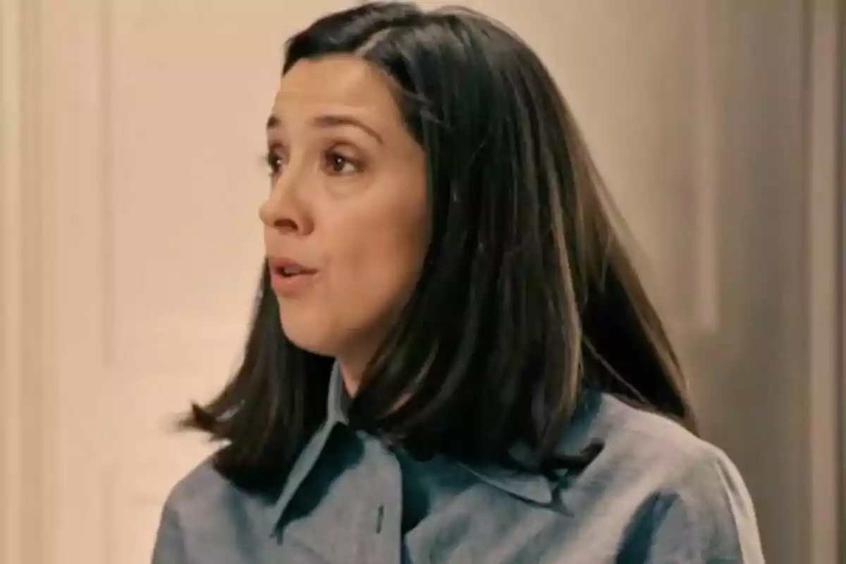 Carolina Lapausa con camisa azul claro mirando hacia la izquierda en un ambiente interior. Carolina Lapausa con camisa azul claro mirando hacia la izquierda en un ambiente interior.