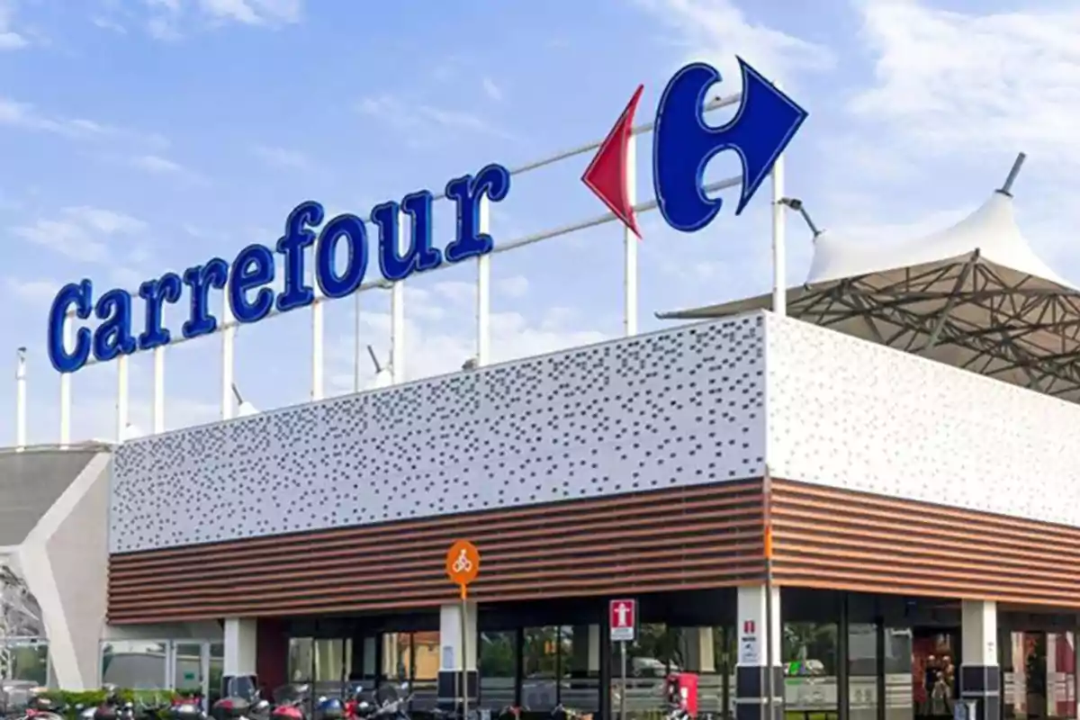 Fachada de una tienda Carrefour con el logotipo visible en la parte superior del edificio