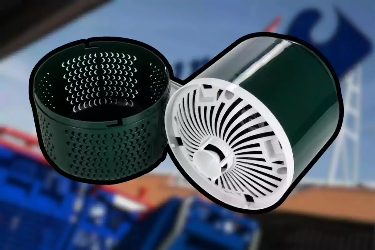 Dos filtros de plástico de color verde y blanco con diseño circular y perforaciones, sobre un fondo desenfocado de colores azul y marrón Dos filtros de plástico de color verde y blanco con diseño circular y perforaciones, sobre un fondo desenfocado de colores azul y marrón
