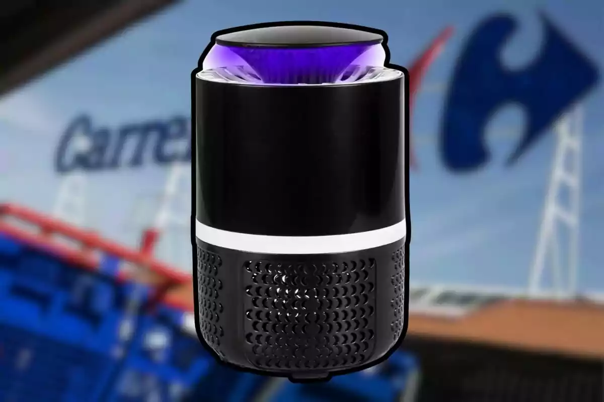 Purificador de aire negro con luz violeta en la parte superior sobre un fondo desenfocado de una tienda Carrefour Purificador de aire negro con luz violeta en la parte superior sobre un fondo desenfocado de una tienda Carrefour