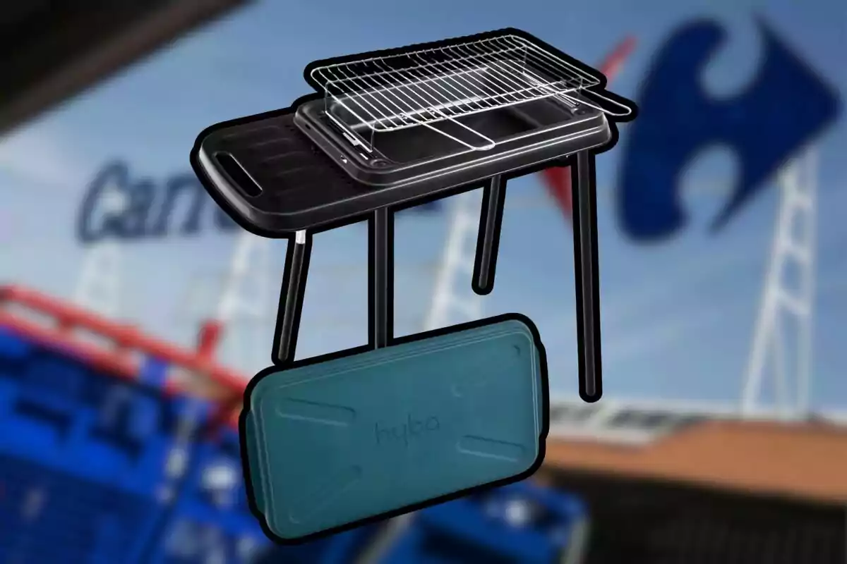 Parrilla portátil negra con tapa azul apoyada sobre sus patas frente a un fondo desenfocado de un supermercado Parrilla portátil negra con tapa azul apoyada sobre sus patas frente a un fondo desenfocado de un supermercado