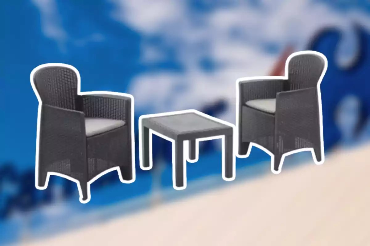 Dos sillas de mimbre sintético con cojines y una mesa cuadrada pequeña sobre un fondo azul desenfocado Dos sillas de mimbre sintético con cojines y una mesa cuadrada pequeña sobre un fondo azul desenfocado