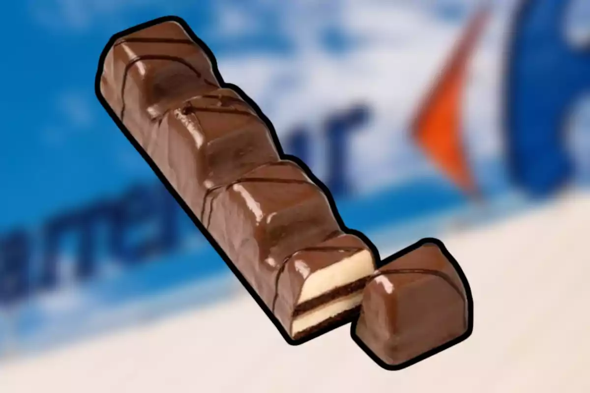 Barra de chocolate rellena con capas de galleta y crema sobre un fondo desenfocado azul y blanco Barra de chocolate rellena con capas de galleta y crema sobre un fondo desenfocado azul y blanco