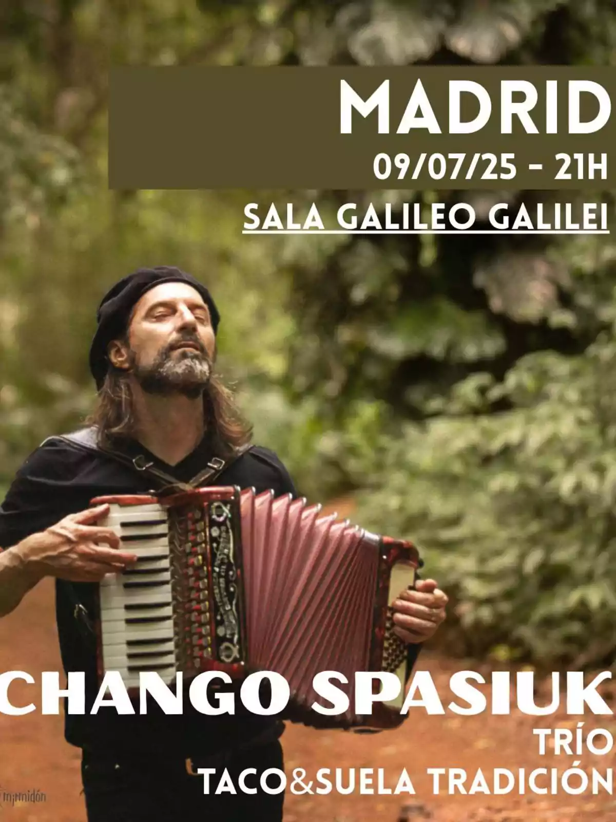Hombre con barba y boina tocando un acordeón en un entorno natural, anuncio de un concierto en Madrid el 9 de julio de 2025 en la Sala Galileo Galilei con Chango Spasiuk Trío y Taco & Suela Tradición Hombre con barba y boina tocando un acordeón en un entorno natural, anuncio de un concierto en Madrid el 9 de julio de 2025 en la Sala Galileo Galilei con Chango Spasiuk Trío y Taco & Suela Tradición