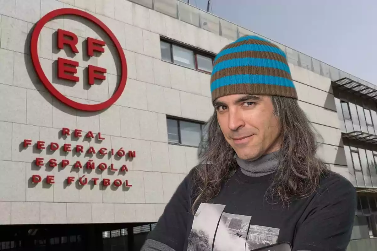 Hombre con gorro de rayas azules y marrones posando frente al edificio de la Real Federación Española de Fútbol