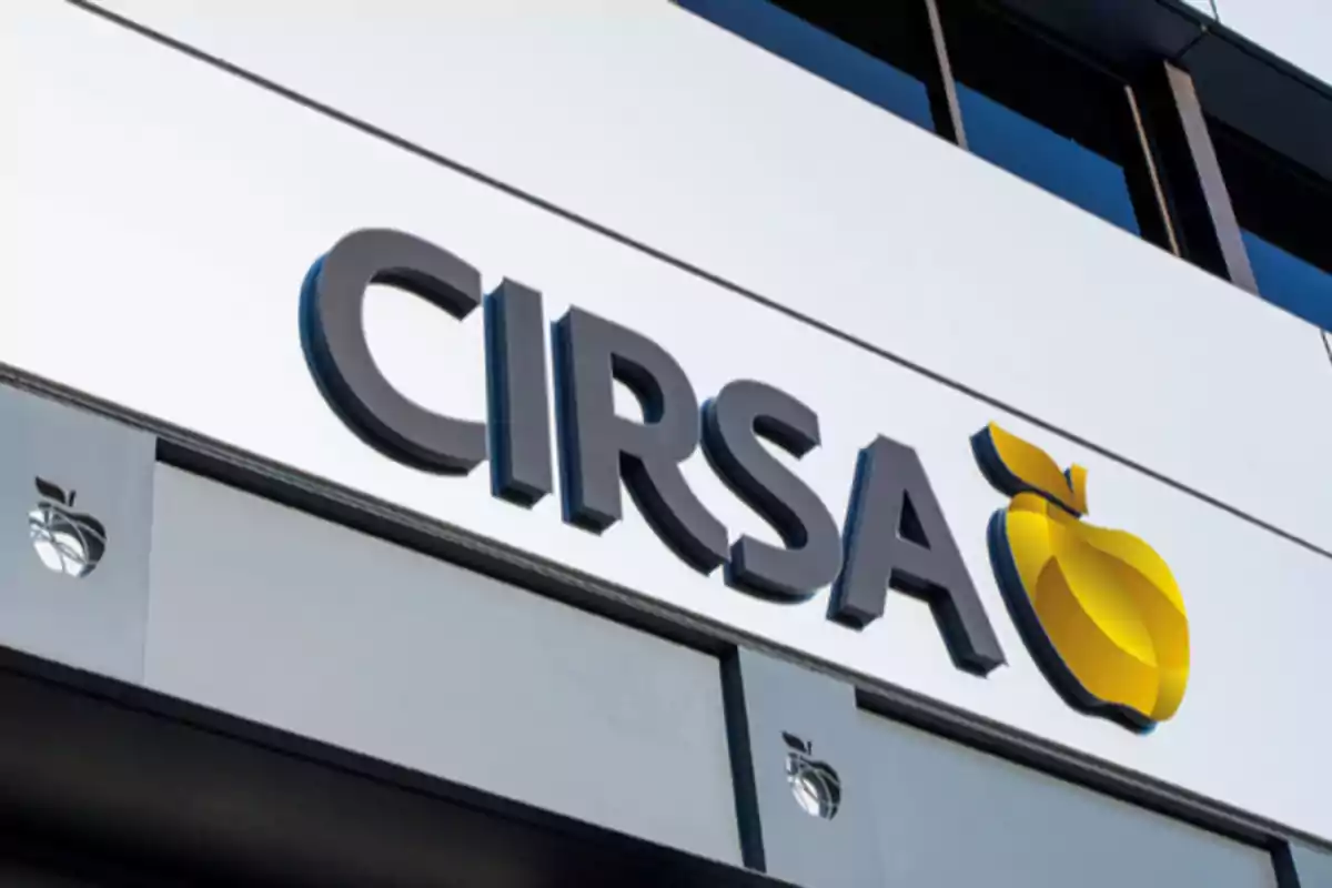Fachada de edificio con el logo de CIRSA y una figura amarilla en forma de fruta Fachada de edificio con el logo de CIRSA y una figura amarilla en forma de fruta