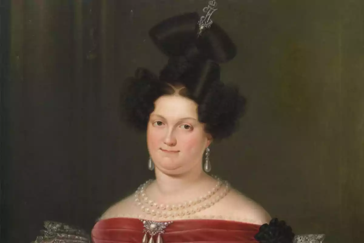 Retrato de una mujer con vestido rojo, collar de perlas y peinado elaborado con adornos Retrato de una mujer con vestido rojo, collar de perlas y peinado elaborado con adornos