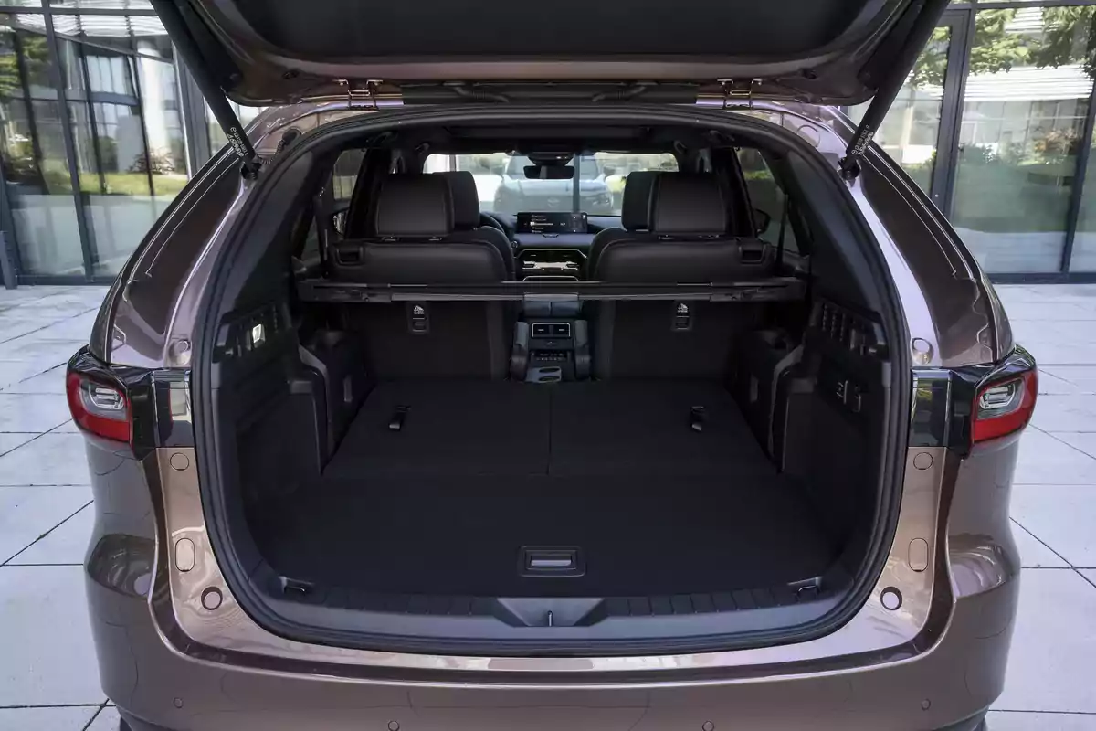 Cajuela de una SUV con los asientos traseros abatidos mostrando un amplio espacio de carga Cajuela de una SUV con los asientos traseros abatidos mostrando un amplio espacio de carga