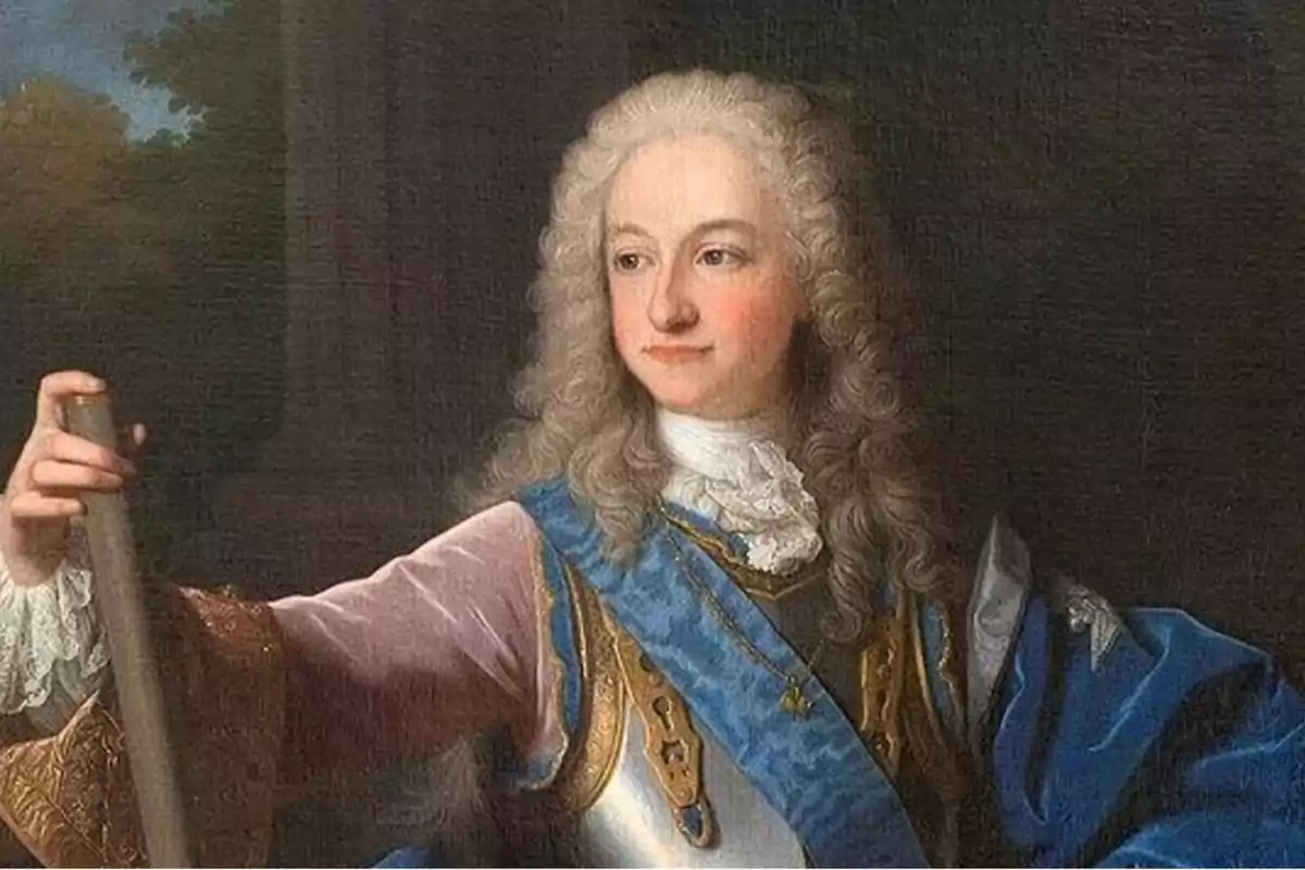 Retrato de un hombre de cabello largo y rizado vestido con ropas elegantes de época y una banda azul