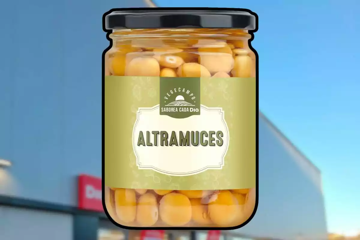 Frasco de altramuces en conserva con etiqueta verde y tapa negra sobre un fondo de supermercado desenfocado Frasco de altramuces en conserva con etiqueta verde y tapa negra sobre un fondo de supermercado desenfocado