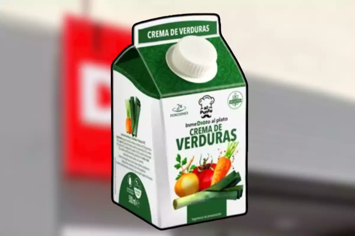 Envase de cartón de crema de verduras con tapa blanca y diseño verde mostrando imágenes de vegetales como zanahoria, puerro y tomate Envase de cartón de crema de verduras con tapa blanca y diseño verde mostrando imágenes de vegetales como zanahoria, puerro y tomate
