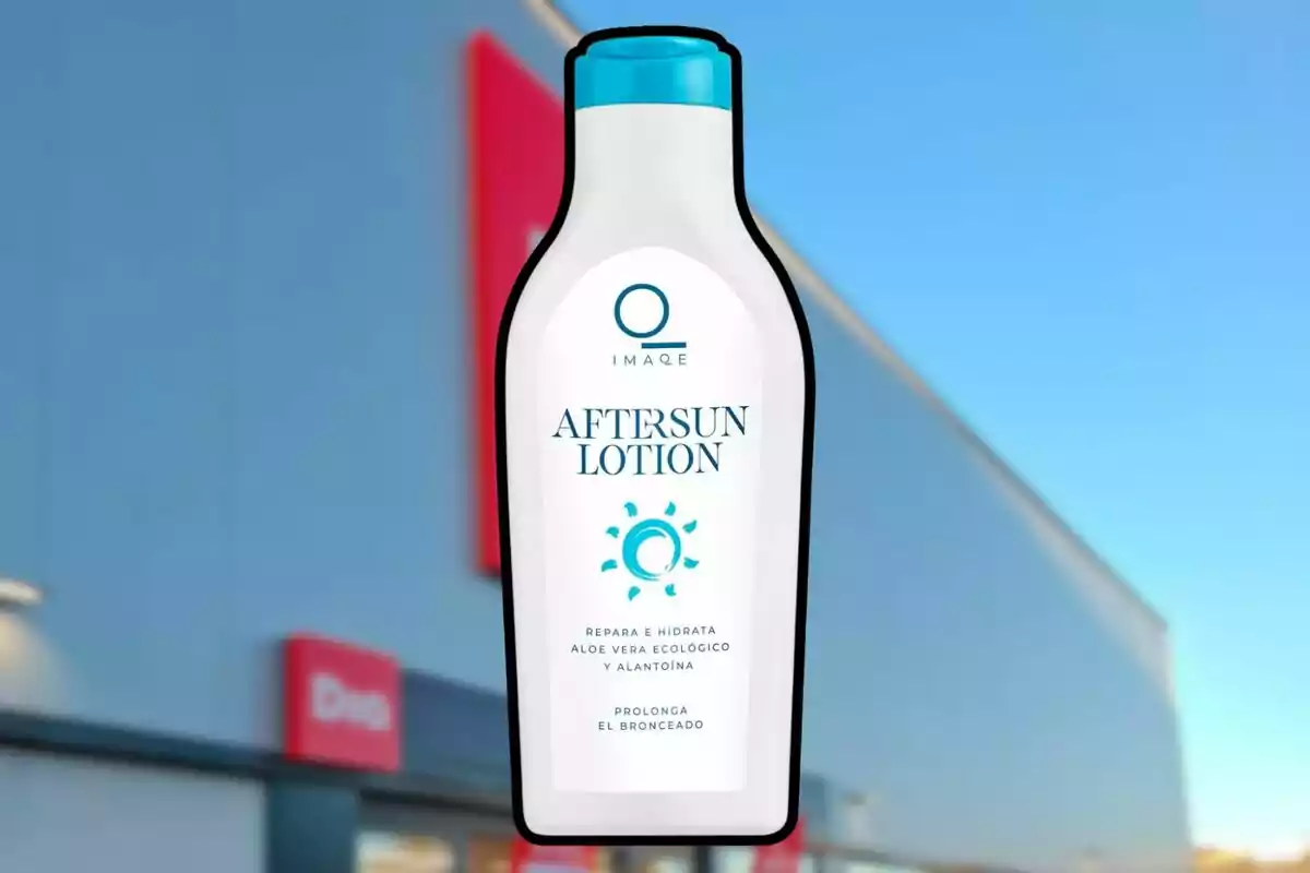 Botella de loción aftersun con tapa azul y fondo de una tienda difuminada Botella de loción aftersun con tapa azul y fondo de una tienda difuminada