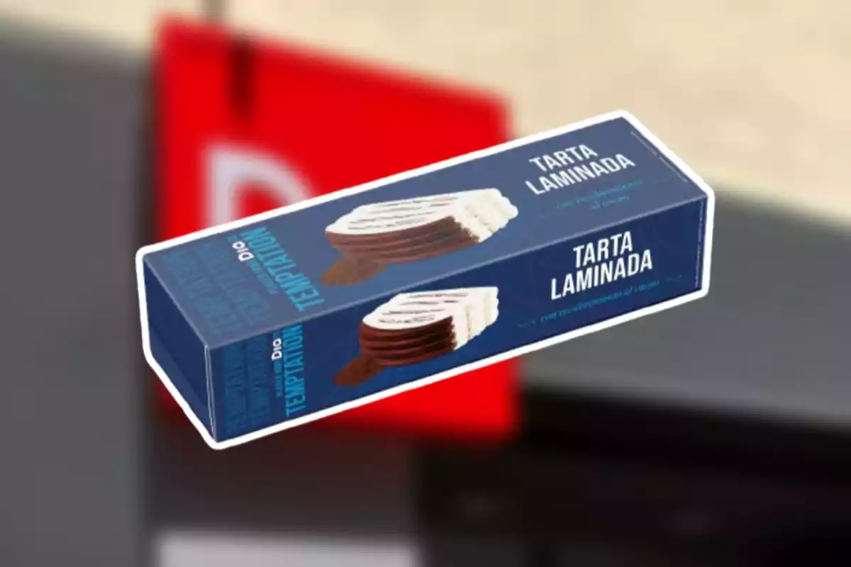 Caja azul de tarta laminada con cobertura de cacao de la marca Dia sobre un fondo desenfocado Caja azul de tarta laminada con cobertura de cacao de la marca Dia sobre un fondo desenfocado