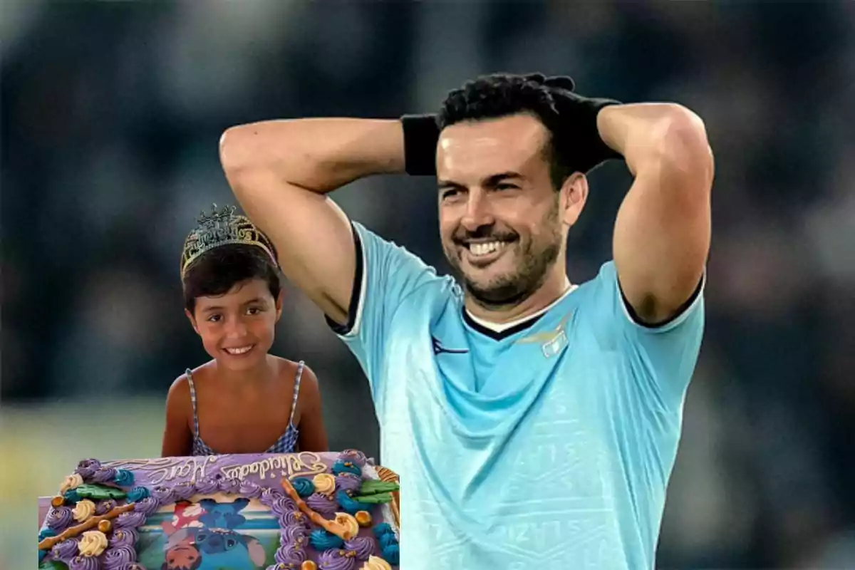 Un futbolista sonriente con uniforme celeste y guantes negros está al fondo, mientras al frente hay una niña con corona y pastel de cumpleaños decorado con personajes animados.