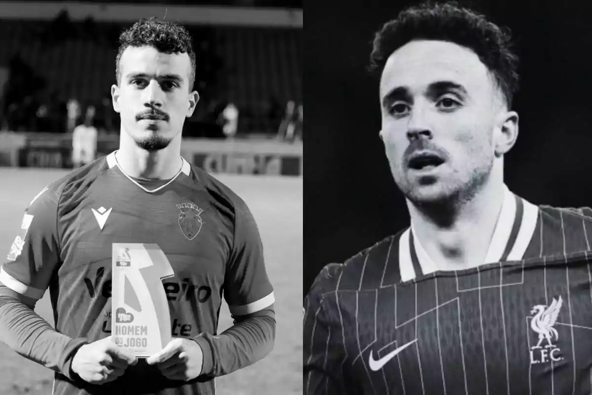 Dos futbolistas en blanco y negro, uno sosteniendo un trofeo y el otro con camiseta de Liverpool