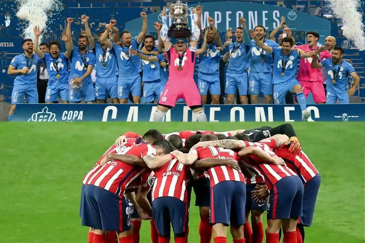 Jugadores de un equipo celebran con un trofeo mientras otro equipo con uniforme de rayas rojas y blancas se reúne en círculo en el campo Jugadores de un equipo celebran con un trofeo mientras otro equipo con uniforme de rayas rojas y blancas se reúne en círculo en el campo