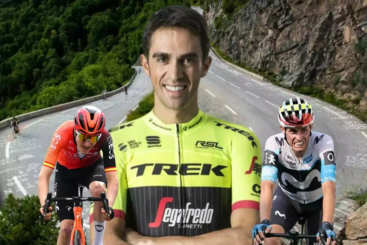 Tres ciclistas con diferentes uniformes aparecen sobre una carretera de montaña rodeada de vegetación y rocas