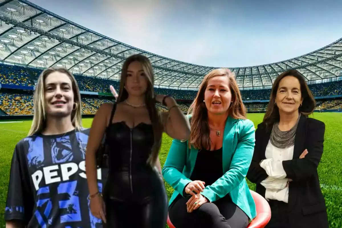 Cuatro mujeres posan en un estadio de fútbol vacío, dos de pie y dos sentadas, con diferentes estilos de ropa y expresiones.