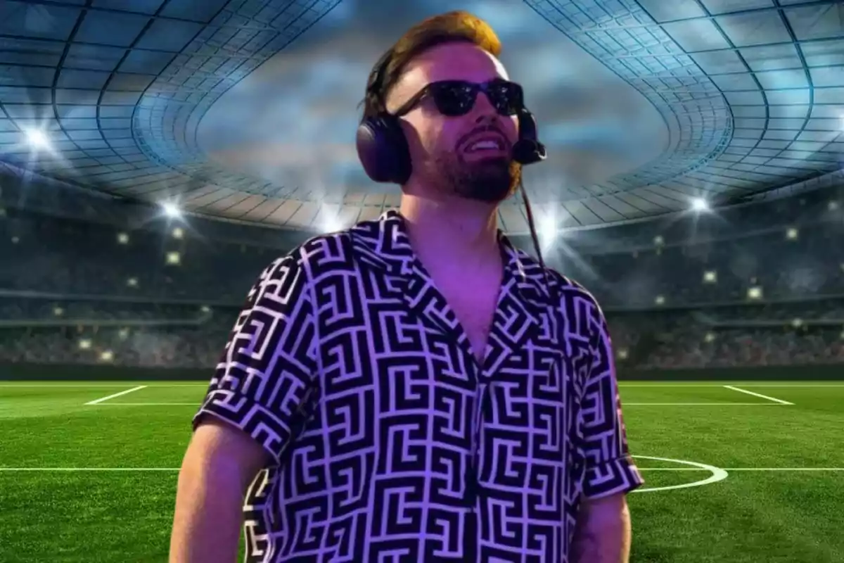 Hombre con gafas de sol y auriculares con micrófono en un estadio de fútbol iluminado