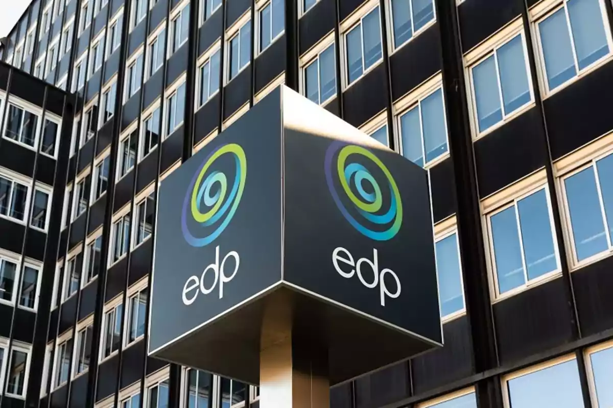Logo de edp en un letrero frente a un edificio de oficinas con muchas ventanas Logo de edp en un letrero frente a un edificio de oficinas con muchas ventanas