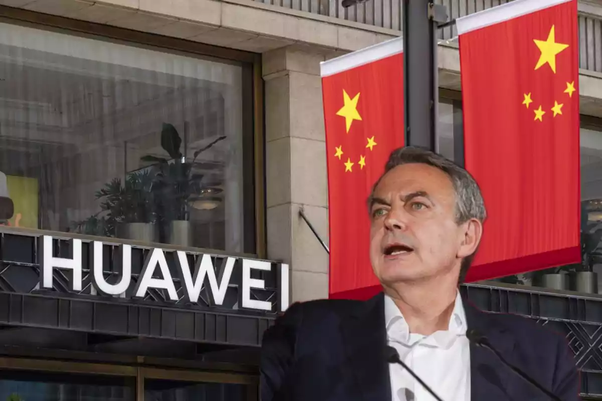 Un hombre hablando frente a un edificio de Huawei con banderas de China al fondo.