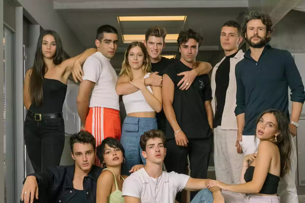 Grupo de jóvenes posando juntos en un ambiente interior moderno Grupo de jóvenes posando juntos en un ambiente interior moderno