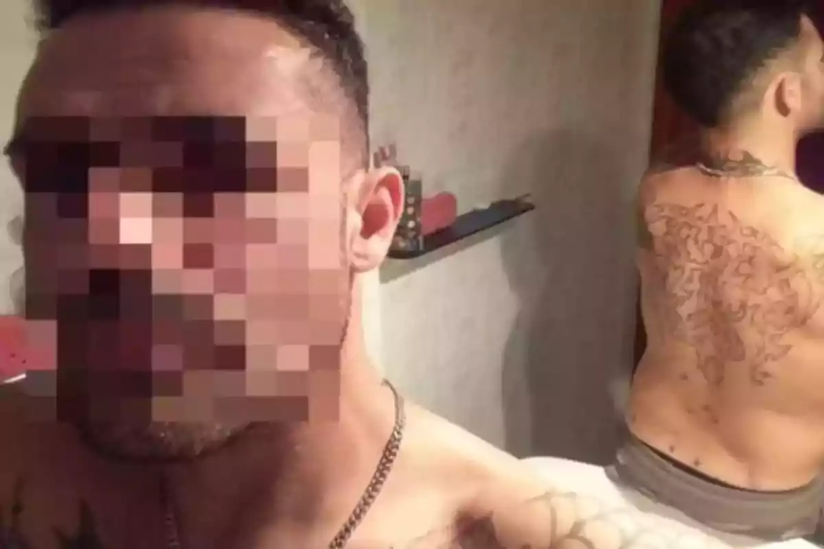Hombre sin camisa con el rostro pixelado tomándose una selfie frente a un espejo que muestra su espalda tatuada Hombre sin camisa con el rostro pixelado tomándose una selfie frente a un espejo que muestra su espalda tatuada