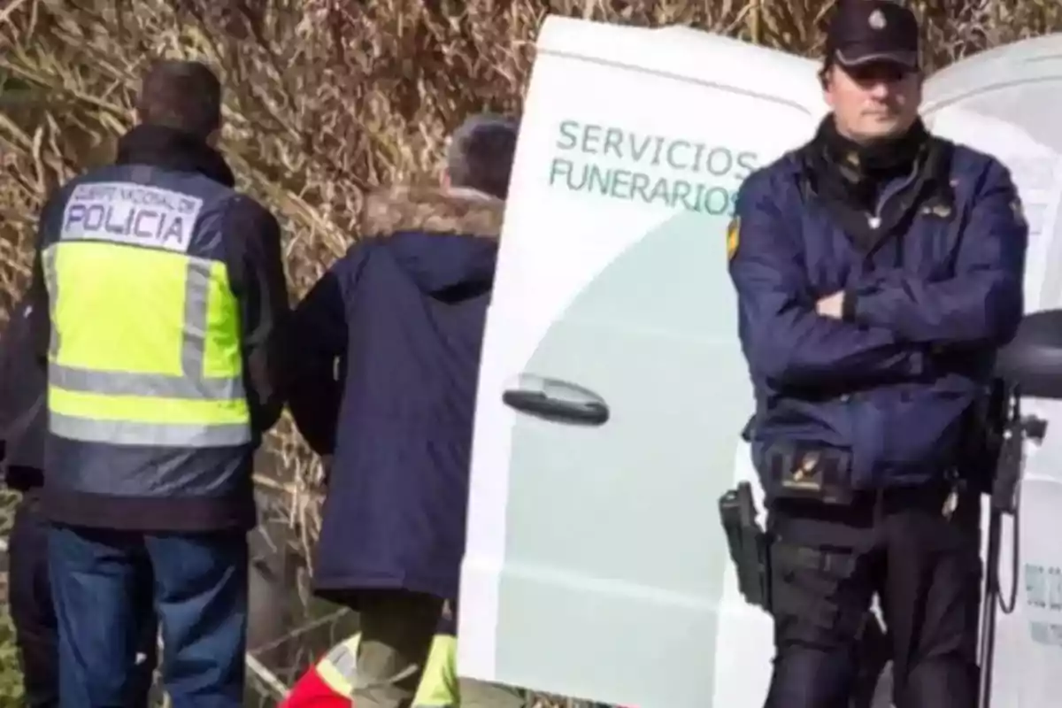 Policías y un vehículo de servicios funerarios en una escena al aire libre Policías y un vehículo de servicios funerarios en una escena al aire libre