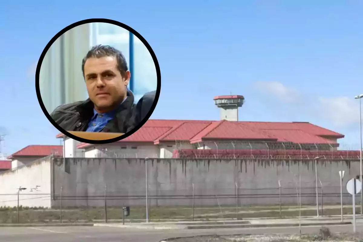 Hombre de cabello corto dentro de un círculo superpuesto sobre la imagen de una prisión con techo rojo y muro de concreto