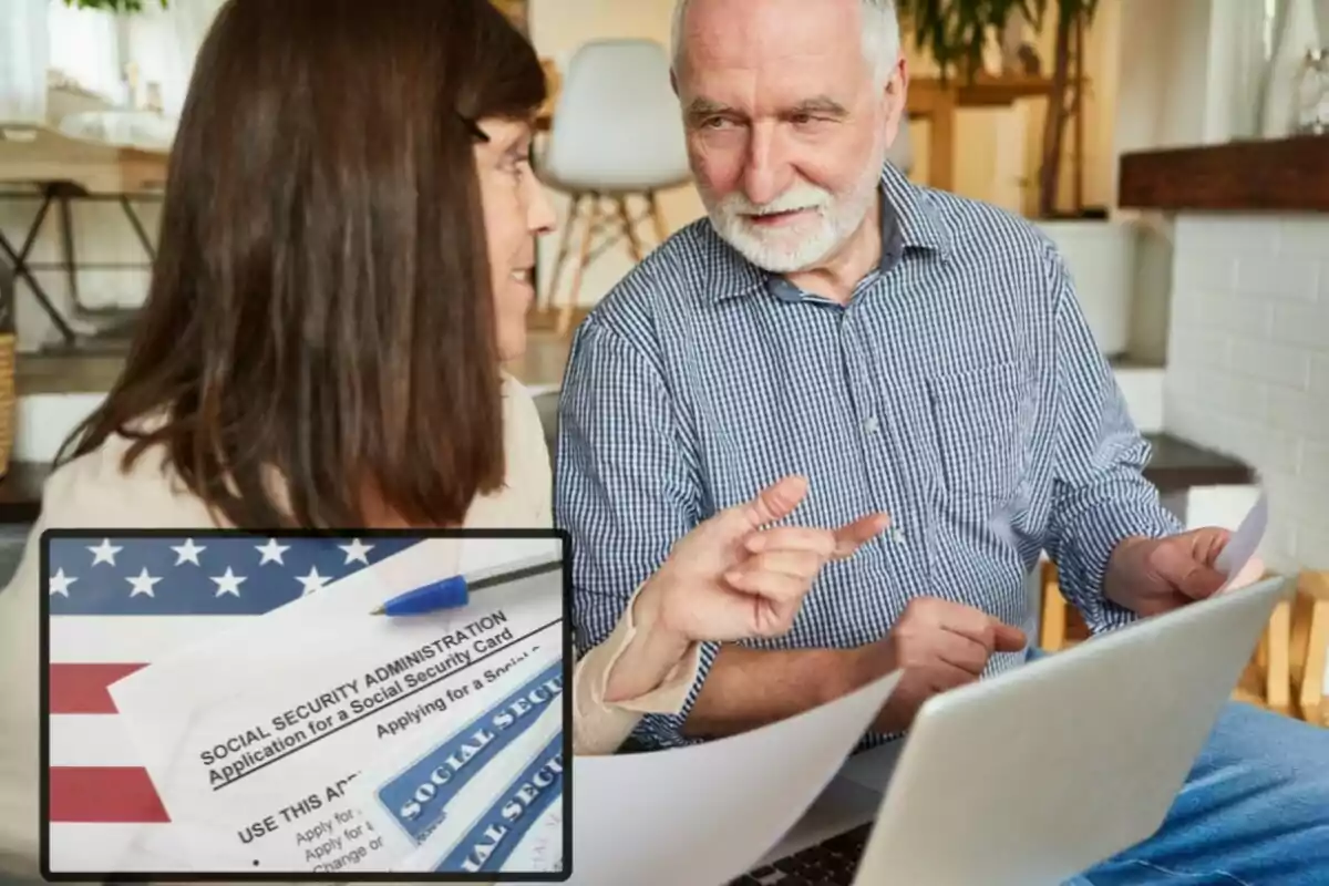Pareja de personas mayores conversando frente a una computadora portátil con documentos de la seguridad social de Estados Unidos en primer plano Pareja de personas mayores conversando frente a una computadora portátil con documentos de la seguridad social de Estados Unidos en primer plano
