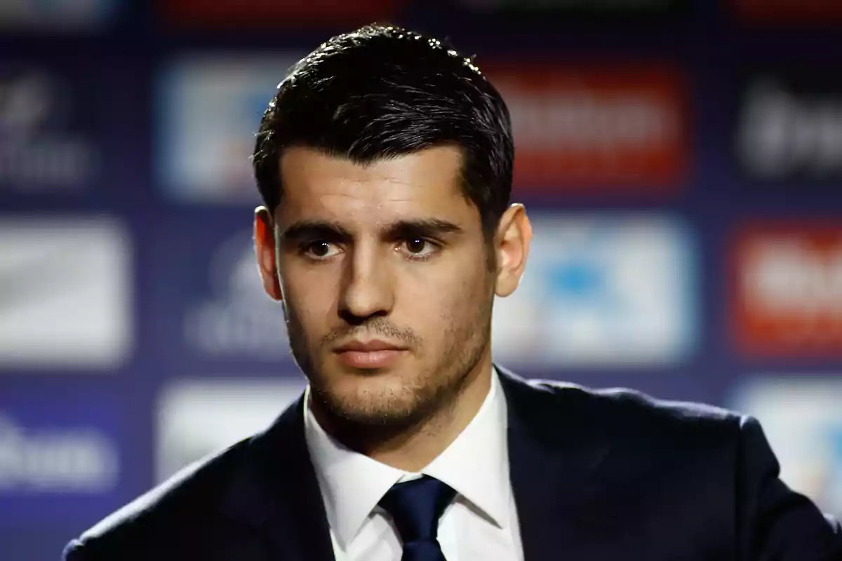 Hombre joven con cabello oscuro y traje formal en un evento con fondo desenfocado Hombre joven con cabello oscuro y traje formal en un evento con fondo desenfocado