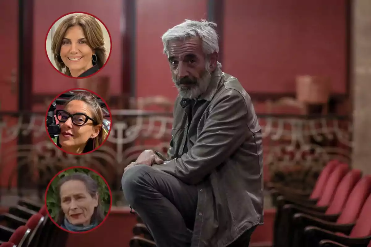 Hombre de cabello canoso y barba sentado en una butaca de teatro con expresión seria, al fondo se ven asientos rojos y tres retratos de mujeres enmarcados en círculos rojos a la izquierda