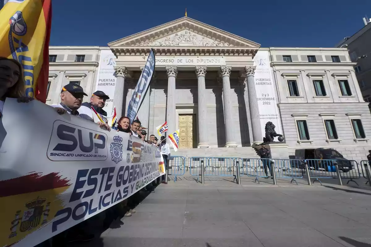 Manifestación de policías y guardias civiles frente al Congreso de los Diputados en Madrid con pancartas y banderas Manifestación de policías y guardias civiles frente al Congreso de los Diputados en Madrid con pancartas y banderas