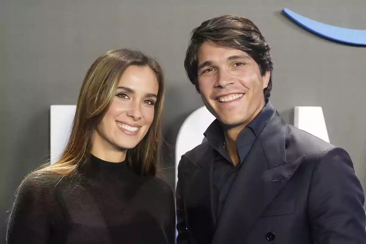 Una mujer y un hombre sonríen juntos en un evento formal