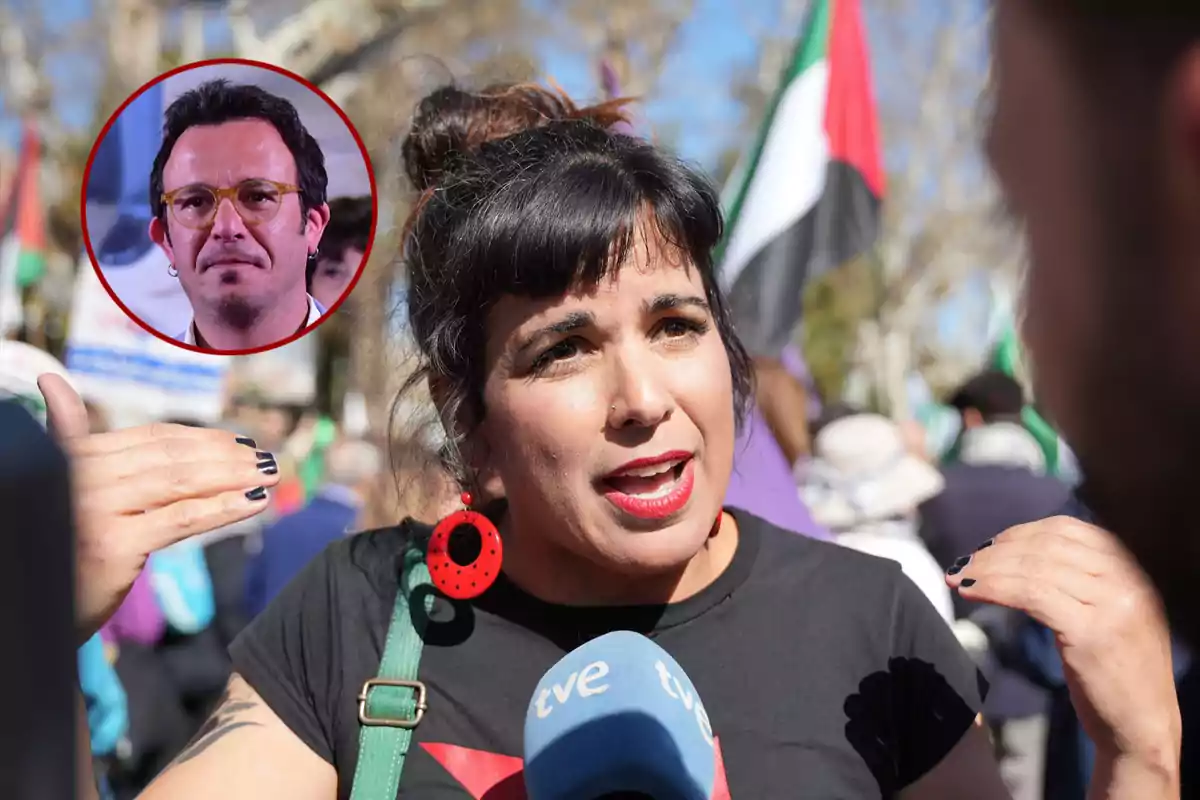 Mujer hablando frente a un micrófono de televisión en una manifestación con una imagen de un hombre en un círculo rojo en la esquina superior izquierda