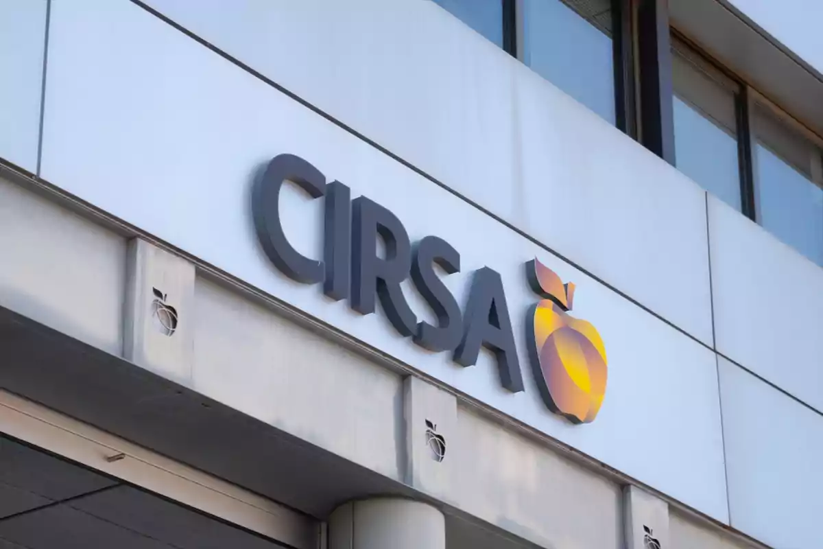 Fachada de un edificio con el logotipo de CIRSA y una figura de fruta amarilla junto al nombre