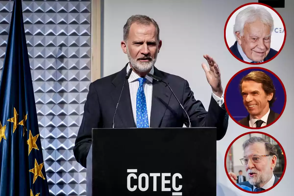 Un hombre de traje y corbata azul habla en un podio con el logo de Cotec mientras a su derecha aparecen tres retratos circulares de otros hombres mayores, todos sonrientes, sobre un fondo claro y una bandera azul con estrellas amarillas a la izquierda.