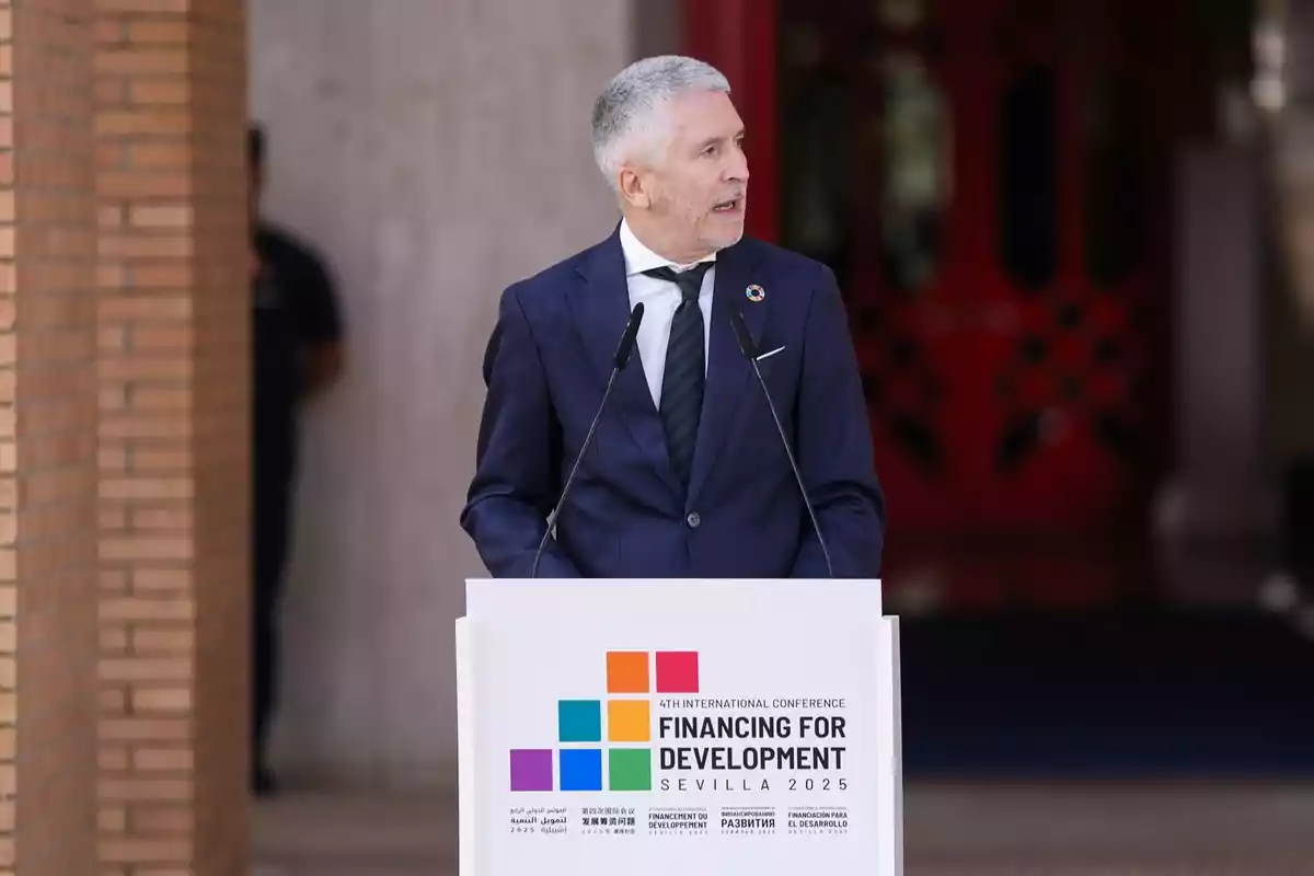 Hombre de cabello canoso con traje azul hablando en un podio durante una conferencia sobre financiamiento para el desarrollo en Sevilla 2025 Hombre de cabello canoso con traje azul hablando en un podio durante una conferencia sobre financiamiento para el desarrollo en Sevilla 2025
