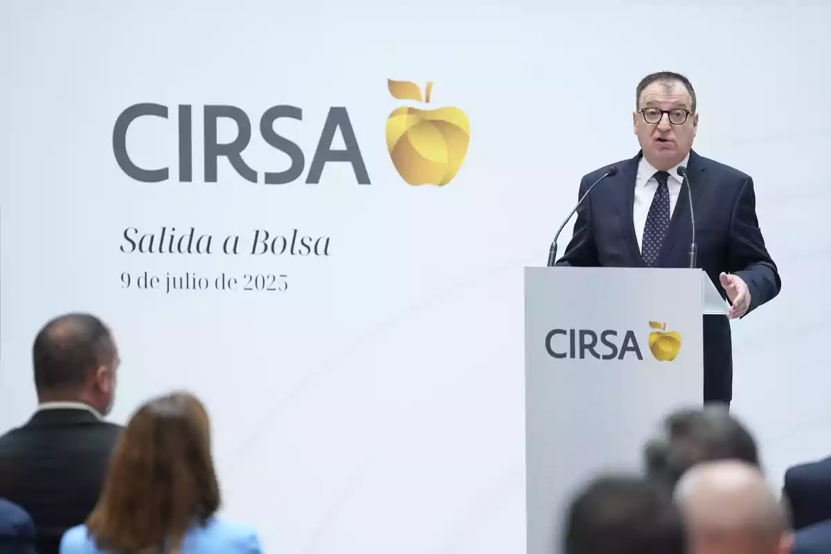 Un hombre con gafas y traje oscuro habla en un atril durante un evento de CIRSA sobre su salida a bolsa el 9 de julio de 2025, con varias personas sentadas escuchando.