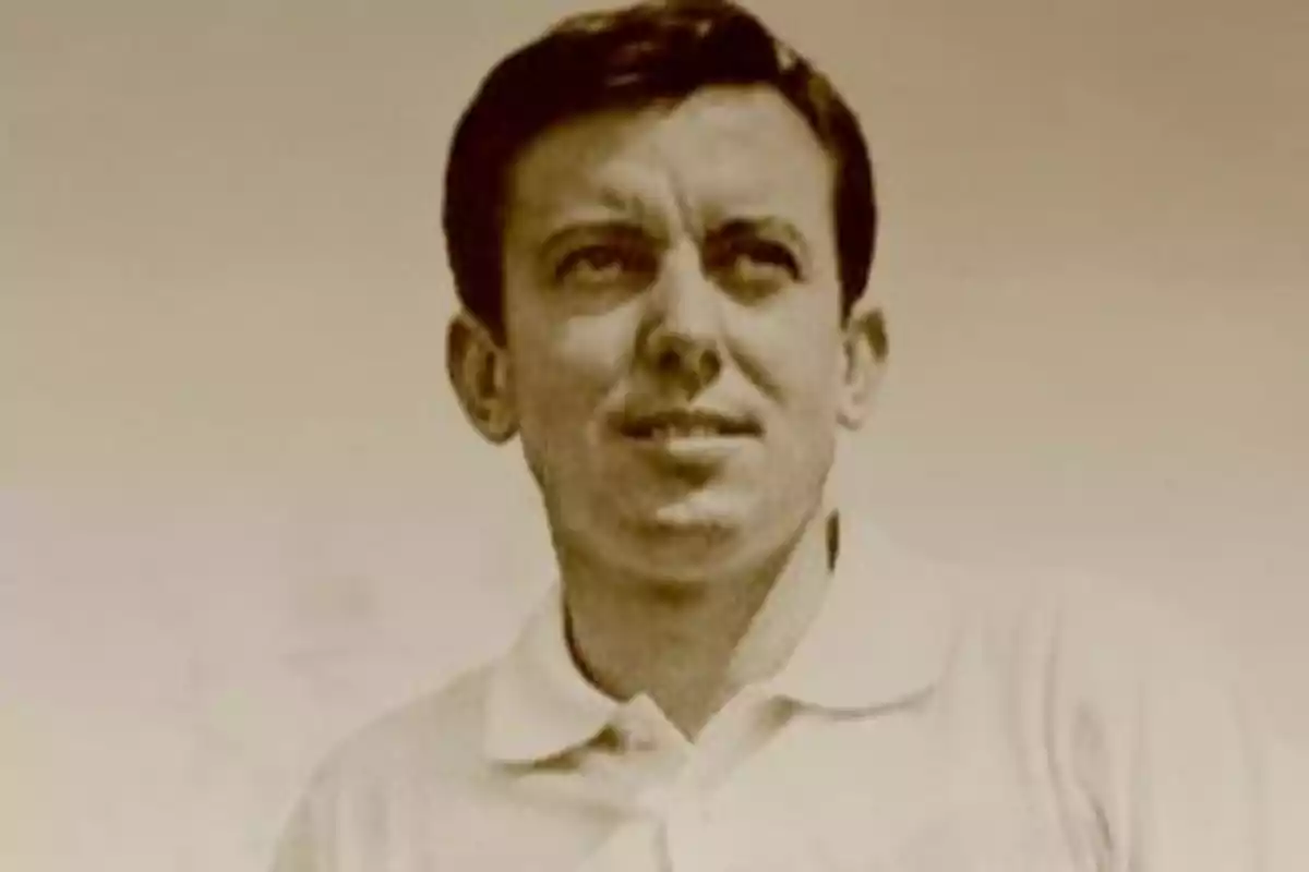 Fotografía antigua en sepia de un hombre joven con cabello corto y oscuro que viste una camisa clara y mira hacia el horizonte Fotografía antigua en sepia de un hombre joven con cabello corto y oscuro que viste una camisa clara y mira hacia el horizonte