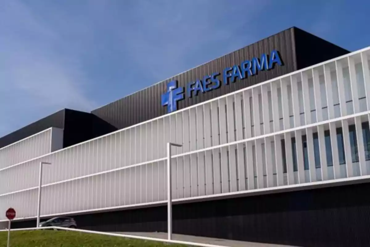 Edificio moderno de la empresa Faes Farma con fachada blanca y negra bajo un cielo azul Edificio moderno de la empresa Faes Farma con fachada blanca y negra bajo un cielo azul