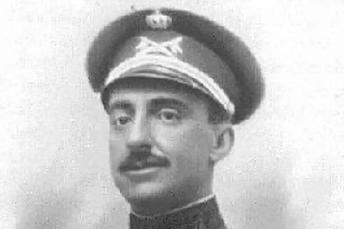 Retrato en blanco y negro de un hombre con bigote usando un uniforme militar y gorra Retrato en blanco y negro de un hombre con bigote usando un uniforme militar y gorra