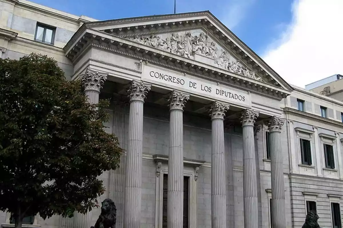 Fachada principal del Congreso de los Diputados en Madrid con columnas y esculturas en el frontón