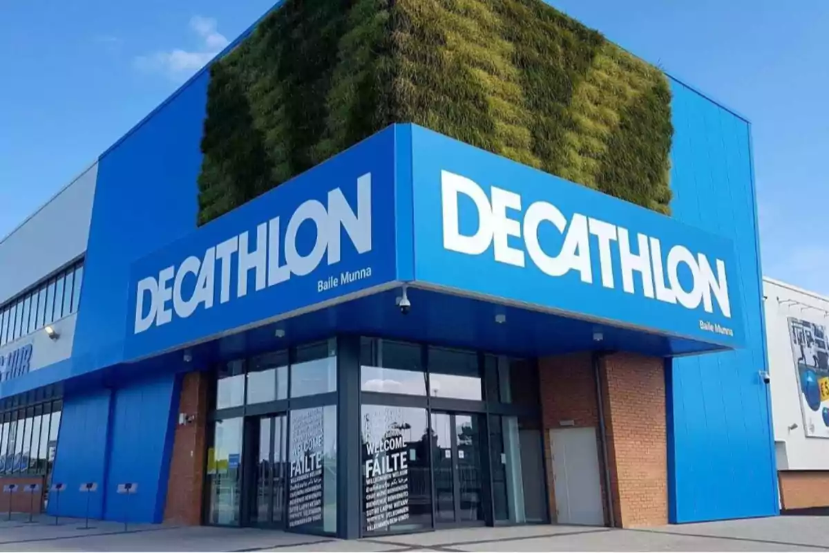 Fachada de una tienda Decathlon con paredes azules y un letrero grande en la entrada