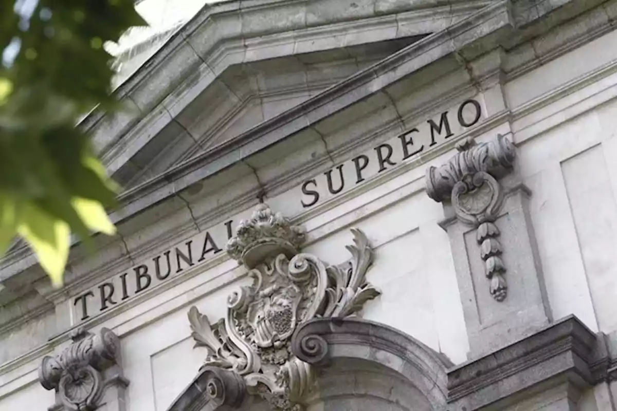 Fachada de un edificio de piedra con la inscripción Tribunal Supremo y detalles arquitectónicos ornamentales
