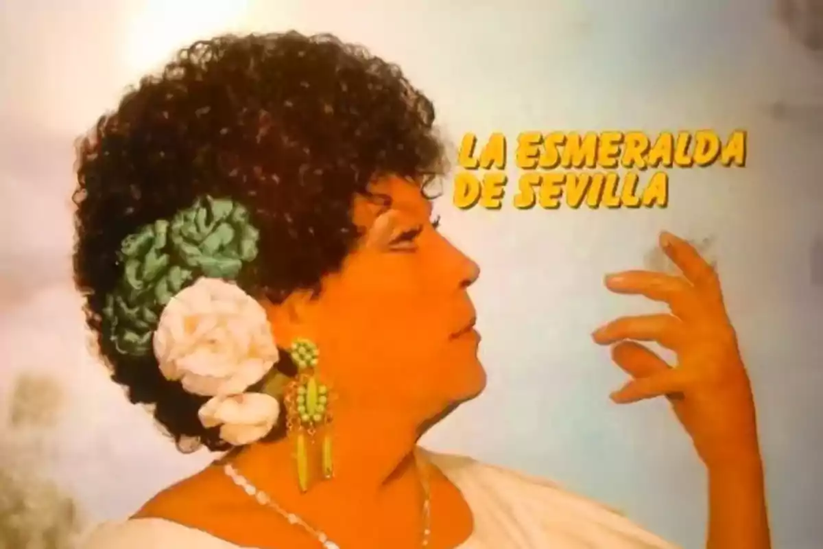 Persona de perfil con flores en el cabello, grandes pendientes verdes y la mano levantada, junto al texto La Esmeralda de Sevilla Persona de perfil con flores en el cabello, grandes pendientes verdes y la mano levantada, junto al texto La Esmeralda de Sevilla