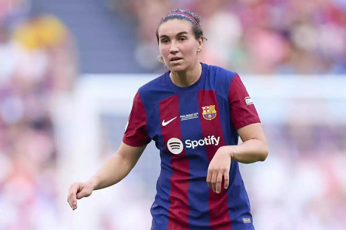 Futbolista con uniforme del FC Barcelona femenino durante un partido Futbolista con uniforme del FC Barcelona femenino durante un partido