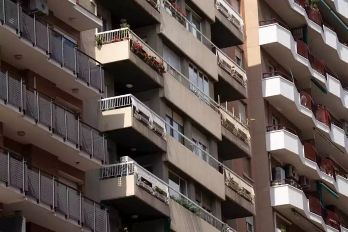 Fachada de edificio de apartamentos con varios balcones y barandales de diferentes estilos Fachada de edificio de apartamentos con varios balcones y barandales de diferentes estilos